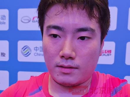 11月17日,中国澳门。全运会乒乓球男团 D 组的末轮对决,河北队最终3-0完胜辽宁队,凭借这场胜利以四连胜的战绩锁定 D 组小组第一晋级八强,梁靖崑作为河北队核心选手,在双打的首盘和单打的第三盘出战,两场比赛均取胜,为队伍零封对手立下汗马功劳。谈及今天的战术安排,梁靖崑表示因为自己的伤病原因,打两单可能身体条件不允许,所以采用单双打结合的战术。