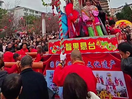 洋县悬台社火,又称高芯子社火,是陕西汉中洋县独有、列入国家级非物质文化遗产的春节民俗,以高、悬、奇、巧为核心特色,被誉为“空中戏剧”“社火之王” 。
#社火 洋县悬台社火已有300多年历史,清末民国至建国初期达鼎盛;1959年曾进京参加国庆十周年庆典,在天安门广场展演 。
通过搭建多层框架,最高达12米、五六层,数十人抬扛行进,一台五层约需48人。
以孩童扮戏剧角色,立于高台或悬于枝叉,看似惊险实则稳固;不唱不说,凭夸张脸谱、戏服、道具与定格动作叙事,俗称“哑巴戏”。
多取材秦腔、汉调桄桄经典,如《大破天门阵》《辕门斩子》《龙凤呈祥》《哪吒闹海》等,一台一戏,浓缩成空中舞台。