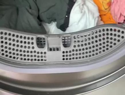 上次加了售后的微信,然后我发了个视频给他,我说这个毛絮都跑到这个积毛盒子的下面了,怎么清理,然后售后告诉我有两个集毛的地方!#小天鹅烘干机h36wt
