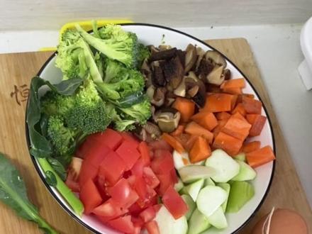 每次不知道做什么饭的时候就会给我妈弄上一碗蔬菜汤,营养都有了,吃起来对胃也没有负担#原创视频 #新农人计划 #记录真实生活