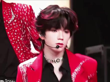 荣耀之战王橹杰刚扔完尾戒 今天无名指就戴上戒指了!表弟你到底何意味啊!
#橹穆 #杰丞 #lm #厂一夫 #戒指