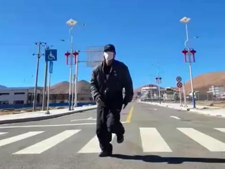 #西藏 物理#老师 跳舞活力满满。网友:跳得真棒 “抓”去当班主任。 (来源:西藏日报)