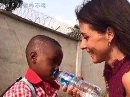 2016年,那个被白人美女喂水喝的2岁非洲小男孩,后来怎么样了 #人物 #温情 #非洲 #小男孩