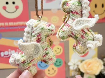 天使小马也太治愈了吧!!快码住
图解在最后哦
#钩针新手教程 #钩织小马 #我的钩织日常 #爱生活爱编织 #小马钩织教程