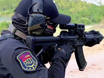 QBZ-191突击步枪 国之利刃 20式枪族的核心型号,70周年阅兵首次公开亮相,2021年珠海航展完整对外展出,多年来牵动无数军迷的期待,如今已批量列装陆军、海军陆战队与武警一线部队。#QBZ191 #军迷发烧友 #军事科普 #军事爱好者 #青年创作者计划