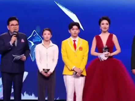 陈芋汐现身跨年找明星合影害羞#体育精神#世界冠军#乒乓球#陈芋汐