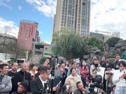 十指弹琴慢慢摸,手拿金杯把九喝。 #五阿哥和广西晓燕唱的歌词太经典了