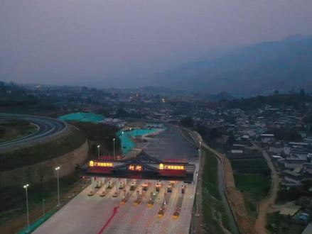 明天高速公路就通车了,我替大家看了,还行,对我们这个小镇而言,这是一次飞跃。#保山市 #昌宁县 #柯街