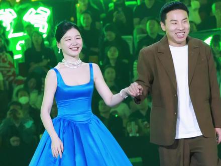 #徐志胜 牵着#金靖 上台领奖 两位都好开心😁#星光大赏