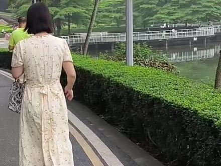 #真实生活分享计划 夏天穿这样的浅色花裙子好不好看?#抖音时尚碎碎念 #又到了变美成本最低的季节 #给夏天一点color瞧瞧