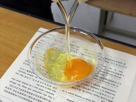 班级里的老吃家之小发想家 #美食 #学生时代 #一人分饰多角 #真实还原 #九日旭