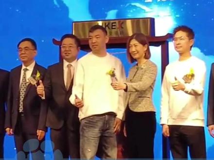 量贩零食第一股“鸣鸣很忙”港交所上市,开盘股价涨超80%,上市首日市值超860亿港元,董事长晏周登台敲锣时“松弛感”拉满#大象主播说 @峰仔