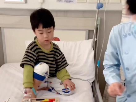 刚刚4岁,甲流半个月之后,心肌损害,昨天入院,精神状态很差,头疼呕吐腹泻,一天无尿,抽血结果初步诊断:心肌损害;今天第二天了,还是没怎么有胃口,一上午喝了三口粥,一直在哭闹情绪,每天静脉输VC、消炎和补液,希望明天能正常吃饭吧。在这提醒各位宝妈,甲流退烧后一定要观察宝宝的精神状况,精神状况不好的一定要去医院查心电图和心肌酶,另外一定要注意 宝宝长出气,抽血之前这点就说明孩子心肌有问题了,基本上小儿10个甲流,8个心肌有问题,一定要重视,靠近心脏的,一次性就要治疗彻底,让他健健康康~一会我们要去做心电图,看看最终结果,愿所有宝宝能够战胜病毒,健健康康!##愿所有宝宝都能健康快乐成长 ##病毒快走开 #甲型流感病毒 #只有宝妈才懂吧 #养娃不易