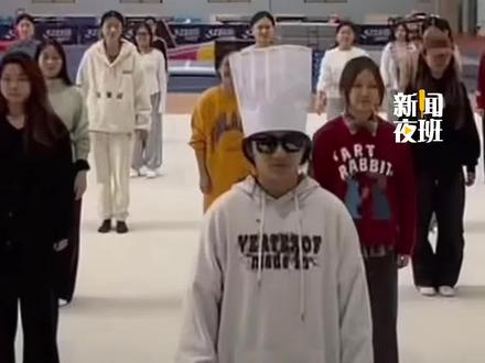 近日,陕西西安。西安交通大学3000名师生齐跳企鹅舞走红网络,健身“玩梗”两不误!