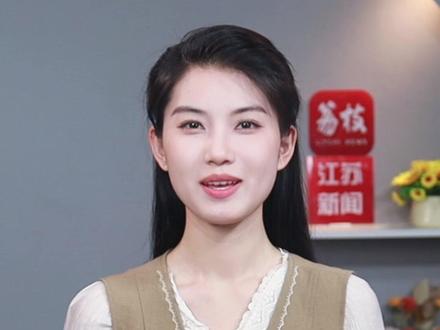 足球连接人与城 江苏这次很“卷”!#能让江苏十三太保团结的竟是足球 #江苏城市足球联赛 两轮战罢,赛场内外热度齐飞,江苏十三太保空前一致团结,竟然是在“卷”这件事上!球队“卷”:这既为江苏足球“补短板”提供契机,为未来冲进更高职业联赛注入底气,也为足球人才成长打造了一个“孵化器”。 球迷“卷”:赛场内,前两轮12场对决远超今年中甲联赛上座率。赛场外,网友“爆梗”不断,既印证了足球运动扎根民间、蓬勃生长的生命力,也表达了市民对自己城市的无限期待。城市“卷”:联赛将足球与城市深度绑定,撬动了一个“体育+文旅+教育”融合发展的亿元级消费新赛道。足球火、城市活、交流热的多赢局面,正在江苏形成。希望江苏足球保持住这份热气腾腾的精气神,引领更多城市拥抱足球,让足球根基在大众土壤中扎得更深、更牢,让城市发展在火热赛事加持下更上层楼。 #评事妹带你看苏超
