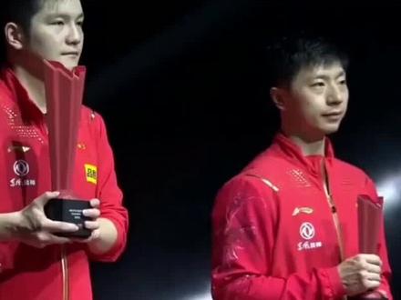 北京3-1上海夺全运男团冠军!马龙王楚钦双核发力,樊振东难救主
11月20日晚间,澳门银河综艺馆彻底沸腾!全运会乒乓球男团决赛巅峰对决,北京队和上海队这两支夺冠热门拼到最后,最终北京队3-1拿下冠军,把金牌稳稳收入囊中!
这俩队早就有渊源,小组赛北京队就3-2赢过没上樊振东的上海队。淘汰赛两队更是一路碾压,都是两个3-0零封对手闯进决赛,这场重逢直接拉满悬念。
首场男双就爆点十足!北京队黄友政/马龙对阵上海队许昕/周恺,6-9落后时硬是连追5分11-9拿下首局,之后又顶住压力3-1赢下,帮北京队先拔头筹。
第二场焦点战来了!樊振东对阵王楚钦,这可是男单半决赛的复刻对决!王楚钦11-8先下一城,没想到樊振东很快找回节奏,11-7、11-3连扳两局,第四局顶住暂停后的反扑11-9拿下,3-1逆转把大比分追成1-1。
关键第三场,马龙登场对阵周恺!龙队不愧是老将,正手防守密不透风,11-4轻松拿下首局,后面两局就算周恺拼到加分,也被马龙13-11、14-12稳住,3-0零封后北京队2-1反超。
第四场王楚钦对阵许昕,左手对决全程高能!王楚钦前三板打得又快又准,11-8、12-10、11-8连赢三局,3-0横扫锁定胜局。
最终北京队3-1夺冠,马龙两战全胜稳如泰山,王楚钦先输后赢扛起重任;樊振东虽拼尽全力3-1逆转王楚钦,但队友没能顶住,上海队遗憾摘银。这场国乒内战看得过瘾,每一分都透着真刀真枪的硬实力!#全运会