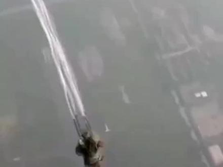 #伞兵在 #跳伞训练时伞未打开,这心理素质太过硬了!