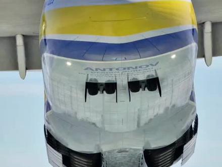 安-225运输机(俄文/乌克兰文:Ан-225,代号:Мрія,英文:An-225 Mriya,译文:米莉亚/梦幻;北约代号:Cossack,译文:哥萨克),是前苏联安东诺夫设计局研制的超大型军用运输机。
安-225运输机最大起飞重量640吨,货舱最大载重250吨,机身顶部最大载重200吨,机身长度84米,翼展88.4米。自诞生之时,安-225运输机就在载重量和起飞重量等方面不断创造新世界纪录,前后总计有250项,其中多项世界纪录一直以来未被打破。研制这架巨型飞机的目的是运输大型航天设备,如火箭零部件和航天飞机零部件,其顶部可搭载暴风雪号航天飞机。
安-225运输机共生产两架,但仅有一号机完工并投入使用,另一架二号机未完工,均归乌克兰所拥有。
2022年3月4日被新闻证实,由于战火的原因,一号机被损毁于乌克兰戈斯托梅利机场。#安东诺夫安225 #an-225 #安225 #安225运输机