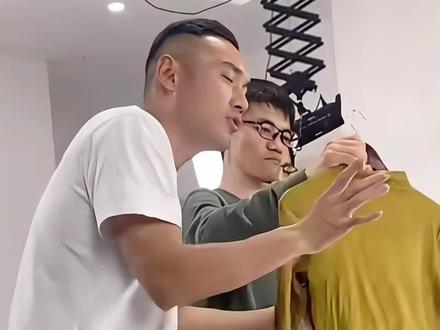 寻亲成功一年后,被拐34年的郁豹豹与家人决裂,三兄弟第一场直播带货挣了47万余元,因分成比例产生矛盾,“流量在我身上,我想拿大头,理由我没讲清楚”(发布时间及来源:11月25日 九派新闻)