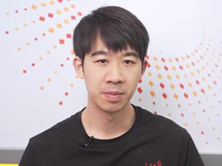 【评论君开讲】《给阿嬷的情书》,你看了吗? #给阿嬷的情书 没有明星,没有宣发预算,仅有1400万投资,连对白都不是普通话——一部潮汕方言电影,首日排片不到4%,结果呢?上映不到20天,总票房破5亿。这就是现在热播的《给阿嬷的情书》。同一时间,另一部作品也在刷屏。两个年轻人,没有科班背景,没有专业团队,服化道手搓,搞了8集短剧,全网话题播放量超二十亿。这就是《ENEMY》。
你可能觉得这是两个“小成本逆袭”的励志故事,但我觉得不是。它们真正回答的是一个困扰整个内容行业很久的问题:大制作加流量明星的公式,为什么越来越不灵了?弄清楚这个问题,得先看看这些年,很多大片的逻辑是什么?砸钱堆特效、请流量明星、上映前铺满热搜。这个公式以前确实管用,但它有个致命问题:它在赌观众还吃老一套。问题是2026年的观众,他们什么没看过?流媒体拓宽了视野,豆瓣短评人均影评人,大家早就能分清,哪些是看完就忘的感官刺激,哪些是走出影院还在回味的东西。
电影制作人的偷懒蔓延到短剧赛道就更离谱了。现在,一分钟的AI成片成本越来越低,仅靠3、4人的小团队、用几千元算力成本,耗时48小时就完整出炉一部短剧。行业里甚至开始流传一句话,叫“真人实拍快成非遗了”。结果《ENEMY》冲出来,拿了比普通AI短片高几个数量级的播放量,靠的是有味道的故事、精心打磨的细节。两个年轻人为了一个13分钟的民国篇,跑遍各地找真实的老戏台,亲手改二手婚纱做戏服。最后“今我夫妻二人”那句生死诀别,是女主完全入戏后脱口而出的——这种东西,算法算不出来。
《给阿嬷的情书》也是一样。全片最打动人的一场戏,不靠任何特效:阿嬷听到最沉重的消息,缓缓起身,只说了一句“我去看看橄榄菜凉了没”。就这一句话,装得下半辈子的守候和隐忍,不少观众感动落泪。技术是手段,故事才是灵魂。AI可以一天生产好几部短剧,可以把成本压到极致,但它复制不出让人落泪的那个瞬间。作品能不能真正打动人,在于创作者有没有真的蹲下来,去观察过真实的生活。
有人说我们这个时代缺好故事。我觉得恰恰相反,中国从来不缺故事——五千年文明、十四亿人鲜活的喜怒哀乐,哪一个不比编剧的想象力丰富?我们缺的从来不是素材,缺的是愿意沉下心打磨的人。技术在飞速进步,但创作者真正的对手,从来不是技术本身,而是躲在技术背后的惰性和敷衍。好故事,永远不愁没观众。#评论君开讲