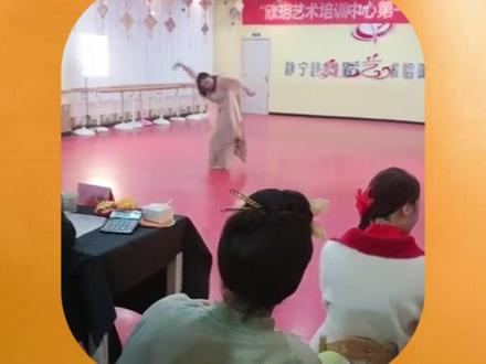 【perform v.表演,演出】#搞笑 #四六级 #单词速记 攒劲的节目。