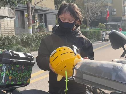湖南妹子过年在杭州跑外卖,今天午高峰只跑了100块#外卖日记#黑骑士F100 #湖南人在杭州#黑骑士更专业的外卖车