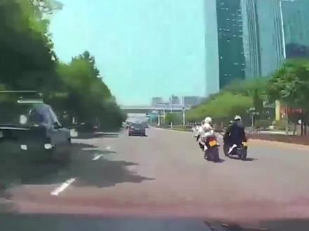 两辆摩托车同时往中间车道变道责任划定有三种情况