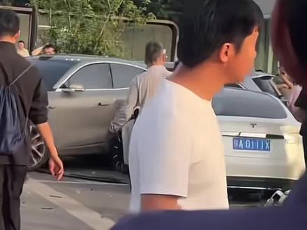 西影路蓝牌特斯拉失控#特斯拉失控 #路拍现场 #行车安全