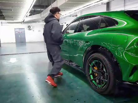 “不是所有的比赛 都发生在会议室里” 每一帧都是热爱,每一次转场都是新的开始。
虽然是电机,致敬内燃机!
#飞驰人生3 #飞驰人生转场 #小米yu7 #飞驰3车门转场夯爆了