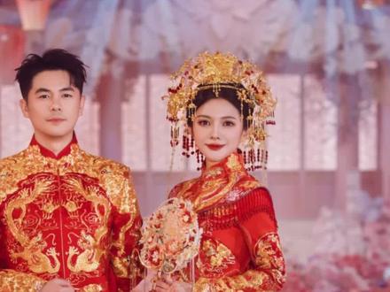 这或许是今年最 “值钱” 的婚礼!睡过桥洞的草根 CEO,娶了常春藤光二代,到底谁高攀了谁?是爱情还是强利益共同体?
#霸王茶姬 #天合光能 #商业思维 #企业家 #张俊杰高海纯婚礼现场摆满奶茶