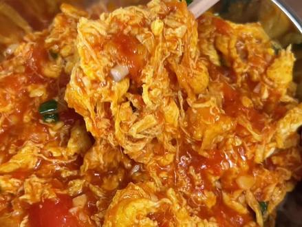 妈妈做的拉丝番茄炒蛋,鸡蛋吸饱了汤汁,拌上米饭,一口下去太满足了#过年吃喝预定上了 #拉丝番茄炒蛋 #番茄炒蛋 #西红柿炒鸡蛋 #下饭菜 @DOU+小助手