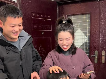 幼儿园的教育补贴到账了,满月哥说赶紧要个二胎,领育儿补贴#二胎 #夫妻日常 #家庭日常