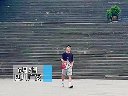 第一个出考场的人,考生:梦想已完成,体验一下考试,毕竟人生只有一次#高考 #抖音小助手