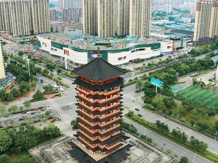 钦州地标12层的和谐塔,听说里面还有负一二楼,实用性大于观赏性 #钦州 #和谐塔 #白石湖