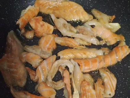 当你发现猫吃的东西,人也可以吃,所以还跟猫有关系吗?#仙机 #猫零食 #三文鱼边角料 #随手拍 #三文鱼