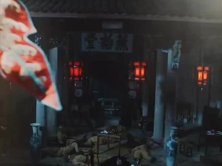 “今我二人”
"今我夫妻二人”
谁会体会到enemy这部刀剧的含金量
演员是#煎饼&夏天 他们的账号@煎饼果仔(张问初)
这部剧讲述的是女主陈巷口,男主陈桥头,是师傅养大的孩子,他们是孤儿,也是从小的青梅竹马,也是彼此唱戏的搭子,他们唱了一辈子戏,师父给他们讲述了顾夫人和陆将军的故事,后来日军攻打过来时,他们也是演了最后一出戏,歼灭了敌军,也成为了他们师父给他们讲过的那个故事 最终为了百姓,也是为了给师父报仇,他们忍着痛,把最后一场戏唱完,自己的生命也终将结束,死在了戏台上,烧过那个地方,那个 园子也是那个礼堂
"今我二人"
"今我夫妻二人"
成为了这部剧的经典台词,女主说出今我夫妻二人时,男主震惊,也得到了肯定得到了女主嫁给他的肯定,女主的歪头,仿佛是在说,没有什么惊讶的,我嫁你了,我们相爱了很久,本该结婚的两人,却在这一刻结束了生命,这部中长剧是所有所有短剧当中,我认为最刀也是最好的一部剧,真心推荐大家去看😊😊😊😊