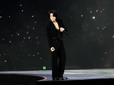 某一天 醒过来 发现爱~
Jerry令人惊叹的胸 屁股 下颌线
#FF演唱会 #言承旭