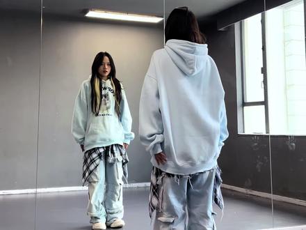 来了来了#张桂源进行曲舞蹈挑战 赶紧赶慢咱终于上车啦 带了一个细致分解 笑纳#TF荣耀之战 ##抖音热门舞蹈计划 #抖音年味舞蹈大赏 #抖音玩法合伙人计划