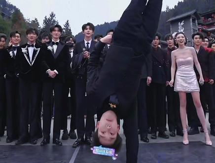 #龙浩天街舞 #龙浩天喊你回酉阳过年 #龙浩天即兴舞蹈Solo #龙浩天瑶瑶男团梦幻联动 #龙浩天为什么这么火 酉阳直播遇到跳breaking 的舞者,龙浩天队长忍不住即兴Solo了一段,哇撒,不愧是国家队的,跳得太好了吧!@龙浩天🐲(小号) @龙浩天男团·银河系A(团队招优)PGY @龙浩天男团 鲸·渝101(备用号) @AI瑶瑶• 银河系001|团队招优PGY