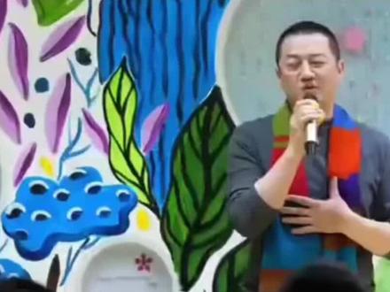 人间大爱,从未沉默🙏 当李亚鹏在嫣然天使儿童医院的年会上几度哽咽,说出“我们应该可以度过这个难关”时,看的我也湿了眼眶,这些日子忙碌中也在关注着,这样的善举,渴望更多人看到,20年,从青涩到沧桑,他把最柔软的慈悲,给了那些需要帮助的孩子。没有惊天动地的口号,只有年复一年的坚守,这份执着,让他在镜头前红了眼眶。而屏幕另一端的我们,无数人心里都念着同一句话:你一定可以度过难关🙏🙏🙏
在这次年会中,他特别感谢了几个默默支持的朋友,像他们这样默默做事、从不张扬的人,我们看见一脉相承的美好:真正的善良,从不是为了掌声,而是在无人知晓的角落,依然选择发光发热。他们的爱,从不需要刻意宣传,却早已温暖了无数人心,也换来无数人的真心回应。
有网友说:“做了20年慈善,吃穿看淡,一般人坚持不住。”是啊,在流量至上的时代,这份“不声不响”的坚守,这份刻在骨子里的担当,更显得弥足珍贵。大家看见的是藏在行动里的善良,而善良,本就应该被看见、被珍惜、被回应。我们用力支持的,从来不是某个人、某个品牌,而是这份不张扬的善意,这份刻入骨髓的责任,这份无论顺逆都始终坚守的人间温暖。
他们让我们相信,人间的美好,从来不是靠热搜堆砌,而是靠一个又一个心怀善意的人,用行动把爱传递下去。你守着善意前行,我们便陪着你共渡难关,愿这份双向的温暖,化作前行的光。
愿人间有更多像他这样的人:
不喧哗,自有声;
不张扬,自有光。
用微小的善意,汇成照亮世界的星河。#正义必胜 #李亚鹏 @李亚鹏6号茶礼、7号年货专场