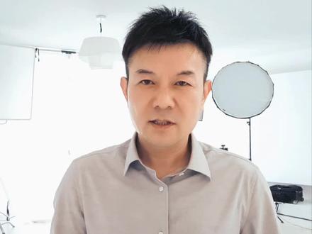今天是五月九号,与辉同行开播四个月,在短短122天的时间里,董宇辉和与辉同行不断创造奇迹,书写传奇。
我总结了九个第一跟大家分享。
第一个访谈嘉宾,知名公益人陈行甲老师
第一次阅山河,湖北四城五日行
第一个访谈的企业家,海尔集团创始人张瑞敏
第一位访谈的(国际级)影视导演 张艺谋
第一位访谈的 影视演员刘德华
第一次与企业合作销售破亿的华为专场
第一次走出直播间做访谈,嘉宾是河南大学教授王立群
第一次推介文学期刊,《人民文学》
第一个与央视并驾齐驱,现场直播火箭发射。
每一个第一,都是一个个踏实的脚步,夯实而坚韧
每一个第一,都是一滴滴闪亮的汗水,倔强着发光
每一个第一,都是一次次完美的蜕变,感动又惊喜
当然,董宇辉和与辉同行在四个月里创造的第一远远不止这些,我抛砖引玉,你觉得还有董宇辉和与辉同行还创造了哪些第一,可以在评论区留言。
关注老孙,在未来的日子里,我们继续宇辉同行!
#与辉同行 #董宇辉 #董宇辉拥有暖评最多的评论区 #董宇辉要来临汾了 #董宇辉现身香港
