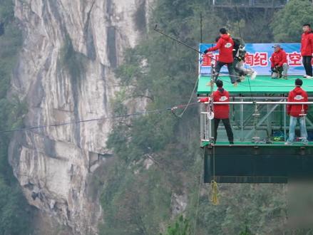 王鹤棣、刘耀文上演最强热血番,双人蹦极好刺激! #王鹤棣#刘耀文#宇宙闪烁请注意#奥陶纪极限荡绳#王鹤棣蹦极