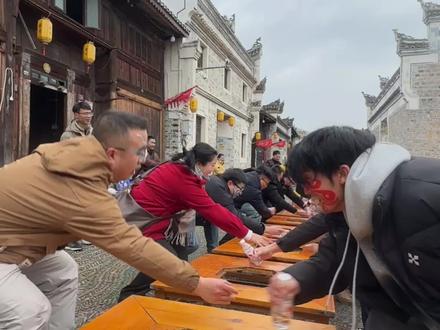 【百年古城|宣传篇】“抢瓶夺鹅”项目全程高能!指令花样百出,脑子要反应不过来啦!#隆里古城 #乡村运动会 #抢瓶子 #反应力 #游戏