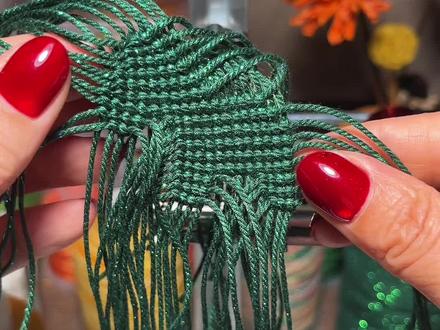 小马教程(小马片头朝左)
#我的手工日常#小马教程#马上有钱挂件#纯手工编织