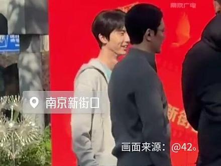 网友偶遇《我们生活在南京》剧组在新街口、玄武湖等城市地标取景,“南京真的巨出片✌”(创制:南京广电融媒新闻中心)