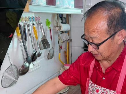 农家特色美食:蒜蘸菠菜面片片做法,估计好多人把这道美食都忘了,酸辣开胃,适合这个季节吃,美的很。#地方特色美食 #跟着抖音学做菜