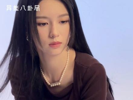 周也这是恋情曝光了的节奏?有狗仔曝光了疑似周也的约会视频,双方看起来十分亲密,目前周也方未进行任何回应,大家怎么看#周也