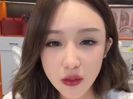 大美说自己妹妹就是平平无奇大学生,只是在自己家人里算好的。其实大美谦虚了,行行出状元啊,适合自己的就是好的!#大美 #黑暗萝莉大美 #高迪