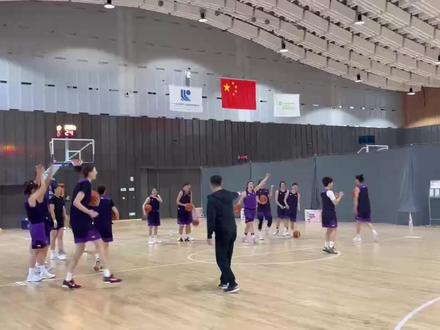 四川远达美乐女篮轻松备战揭幕战
赛前超远距离投篮看看谁笑到最后#女篮 #wcba