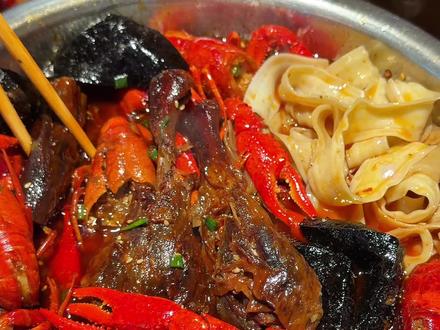 建议全国普及!长沙这个!臭豆腐酱板鸭龙虾…绝了!!!#太香了 #谁懂这一口的好吃程度 #长沙美食 #夜宵吃什么